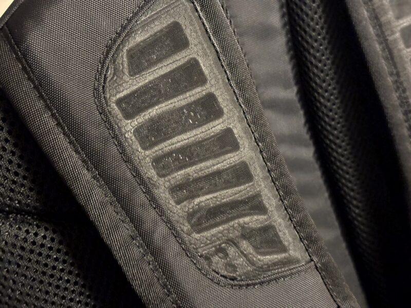 Big shotのショルダーストラップにあるFlexVent