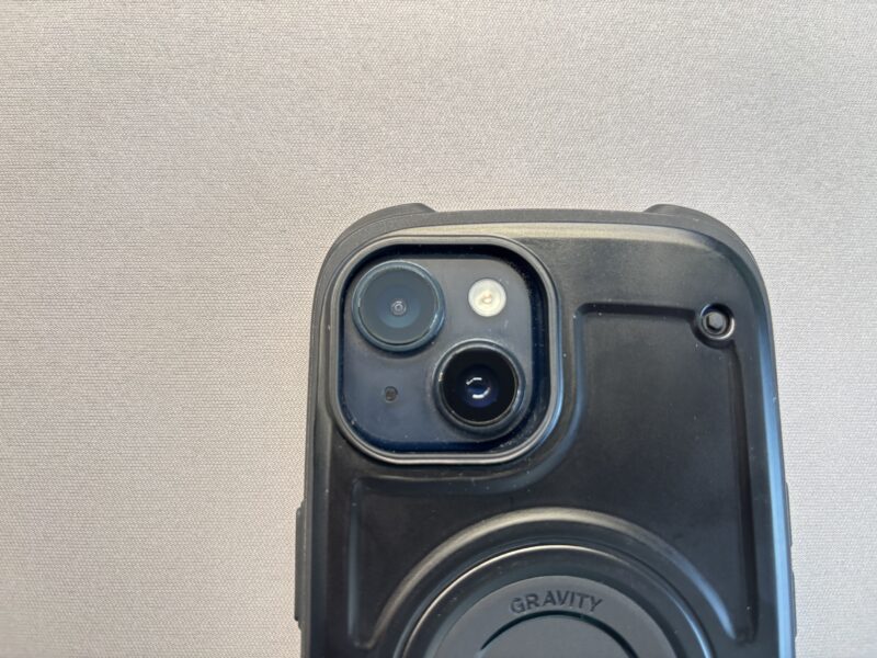 iPhone14 のカメラユニットとカメラホールの隙間